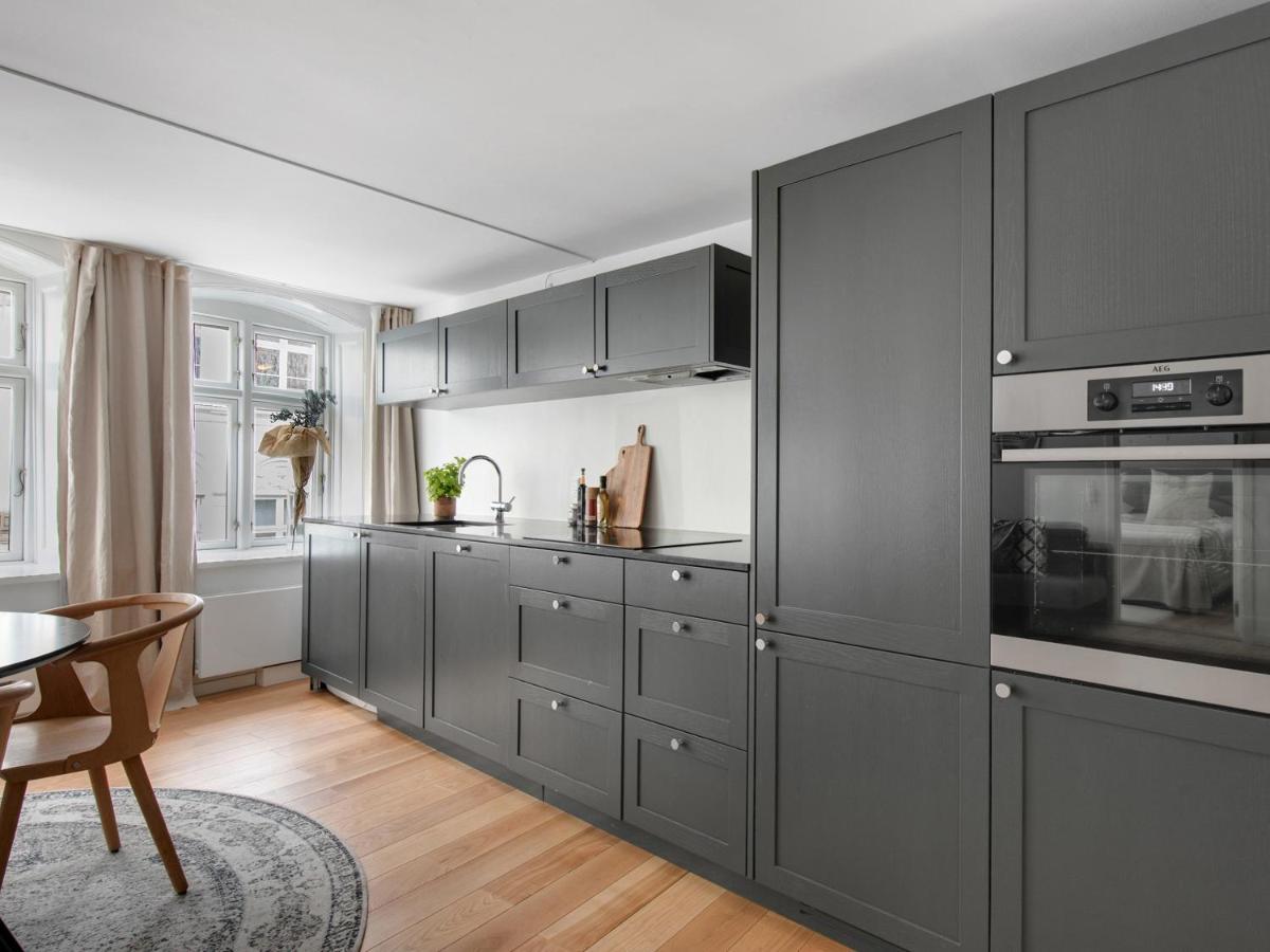 Sanders Regent - Endearing One-bedroom Near Square Apartment